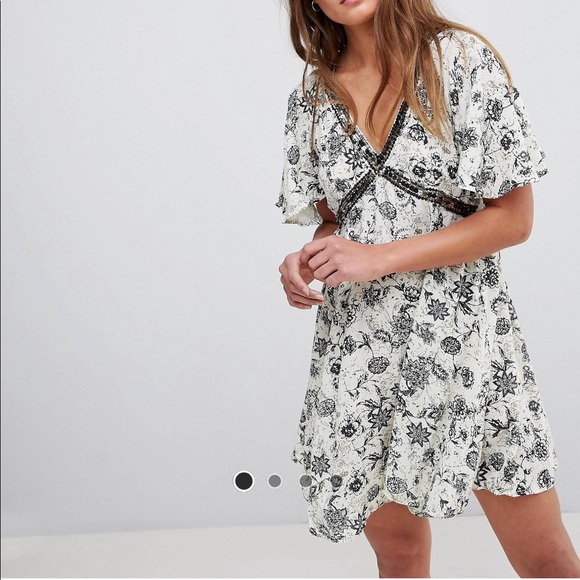 En Creme Dresses & Skirts - En Creme V-Neck Dress with Front Beading